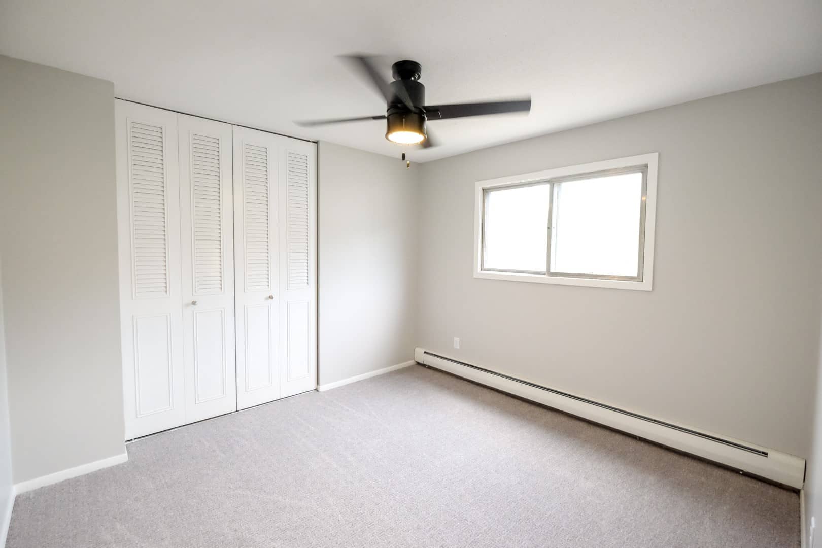 Bedrooms at The Concord are equipped with ceiling fans and air conditioning. 